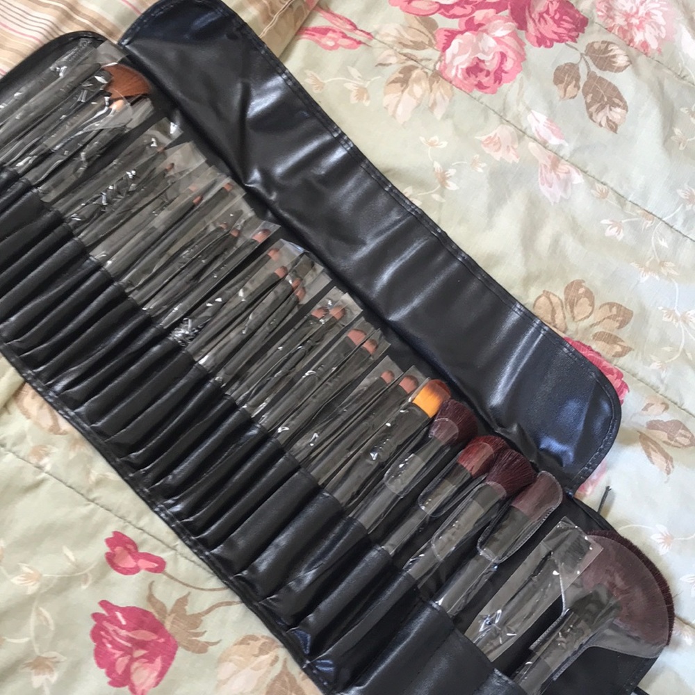 31 make up brushes Rand new with case